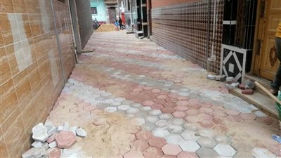 لتحسين البنية التحتية.. تركيب بلاط إنترلوك بتفريعات منطقة الدرنسية بالرحمانية بالبحيرة.. صور 