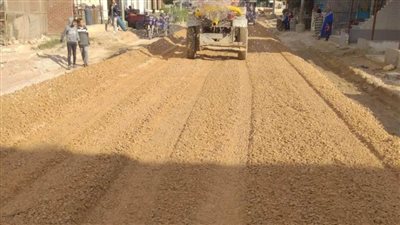 رصف طريق قريتي البيضا البلد بكفر الدوار والطبراني بمركز وادي النطرون تسهيلًا لحركة المواطنين