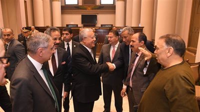 بالصور .. رئيس البرلمان يلتقي بالنواب المتواجدين في البهو الفرعوني