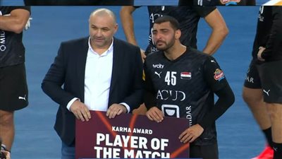 شاهد| لحظة انهيار سيف الدرع أثناء استلام جائزة رجل مباراة مصر وفرنسا