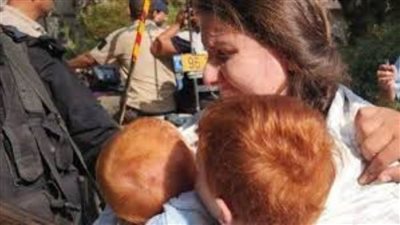 إسرائيل تطالب حماس بتقديم معلومات عن حالة محتجزة وطفليها