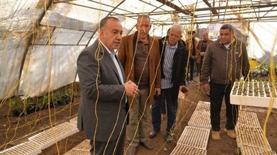 محافظ أسيوط يشهد زراعة الشتلات بألواح الفوم بالصوبات الزراعية بمدرسة أسيوط الثانوية الزراعية  