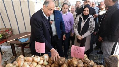 بتخفيضات تزيد على 30%.. محافظ المنيا يفتتح سوق اليوم الواحد بمطاي