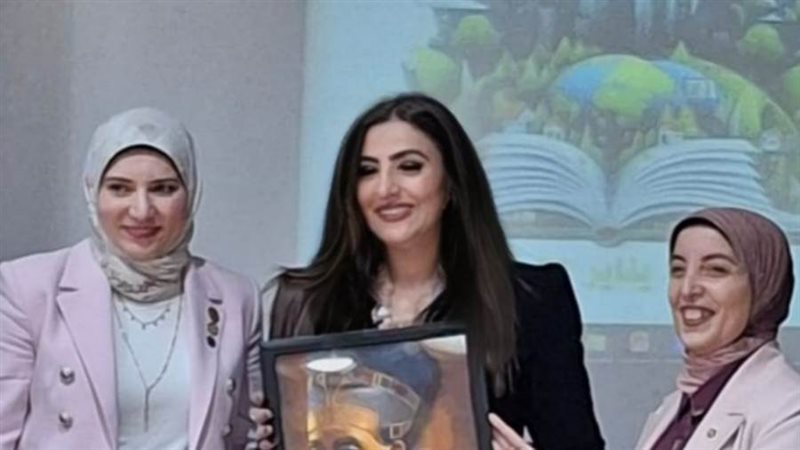 الدكتورة منال أثناء