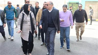 محافظ المنيا يتفقد أعمال الرصف ورفع كفاءة الطرق ضمن الخطة الاستثمارية