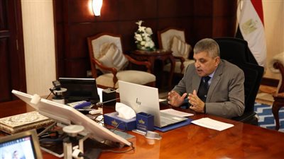 الفريق أسامة ربيع يبحث سبل التعاون مع المدير التنفيذي لمجموعة إيه بي موللر ميرسك