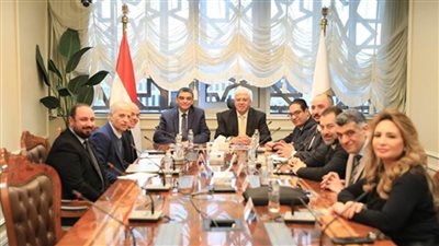 وزير التعليم العالي يبحث مع رئيس هيئة الشراء الموحد توفير احتياجات المستشفيات الجامعية