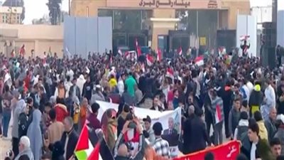 احتشاد آلاف المصريين أمام معبر رفح البري تضامنا مع فلسطين ورفضا لمخططات التهجير