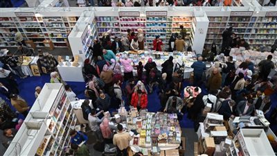 إقبال جماهيري كثيف في اليوم الثامن لمعرض الكتاب