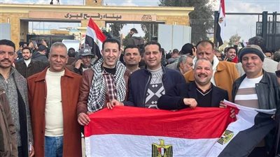 رجال الشرقية يتظاهرون أمام معبر رفح رفضًا للتهجير