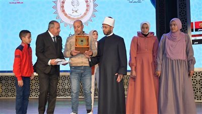  تكريم الأسرة القرآنية التي فقدت متسابقة ووالدتها خلال افتتاح مسابقة بورسعيد الدولية لحفظ القرآن الكريم والابتهال الديني