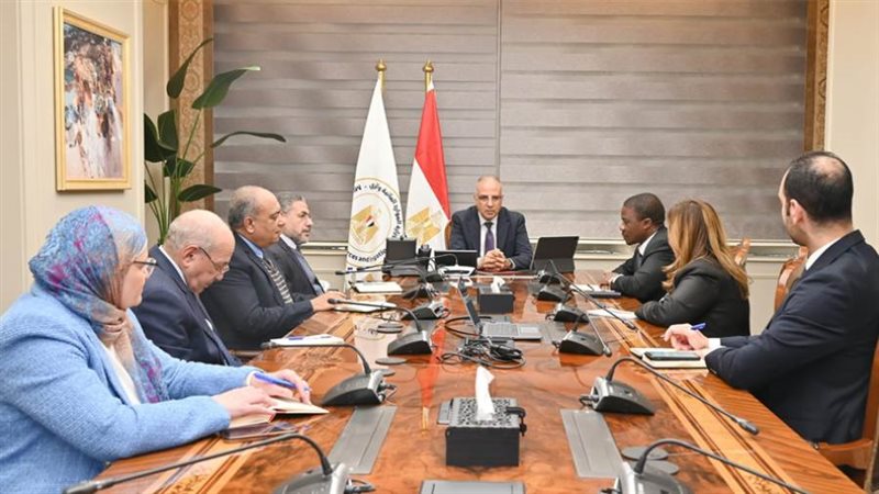 لقاء عقده وزير الري