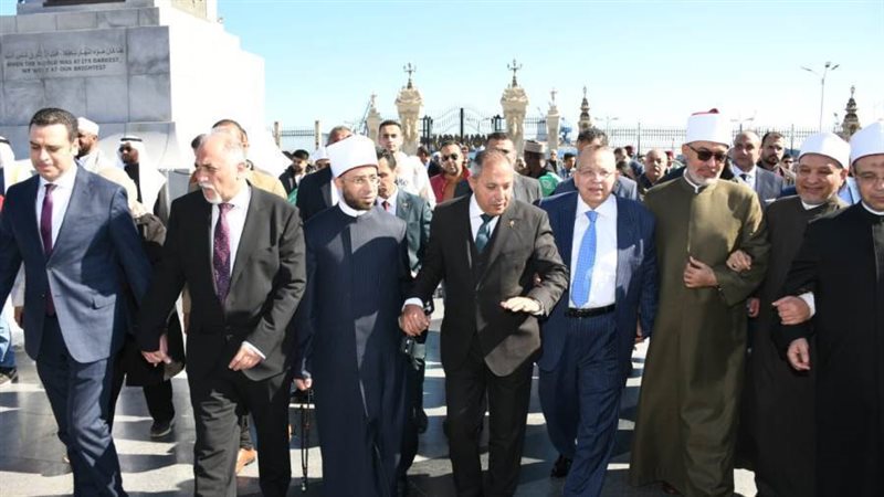 وزير الاوقاف مع محافظ