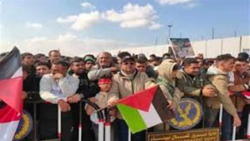 احتشاد المصريين أمام