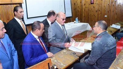 رئيس جامعة سوهاج يتابع سير امتحانات كلية الدراسات العليا والبحوث البيئية