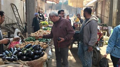 محافظ أسيوط يوجه بمتابعة أسواق الخضروات والفاكهة ورئيس مركز أبوتيج يتابع أسعار السلع وتوافرها 