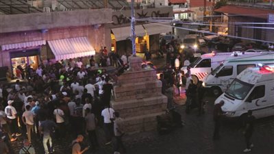 مسيرة إسرائيلية تستهدف سيارة مدنية لنقل النازحين وسط غزة