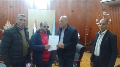 محافظ الغربية يوجه بتسليم أوراق كشك لكفيف مصدرًا لرزقه استجابة لاستغاثة عبر التواصل الاجتماعي 