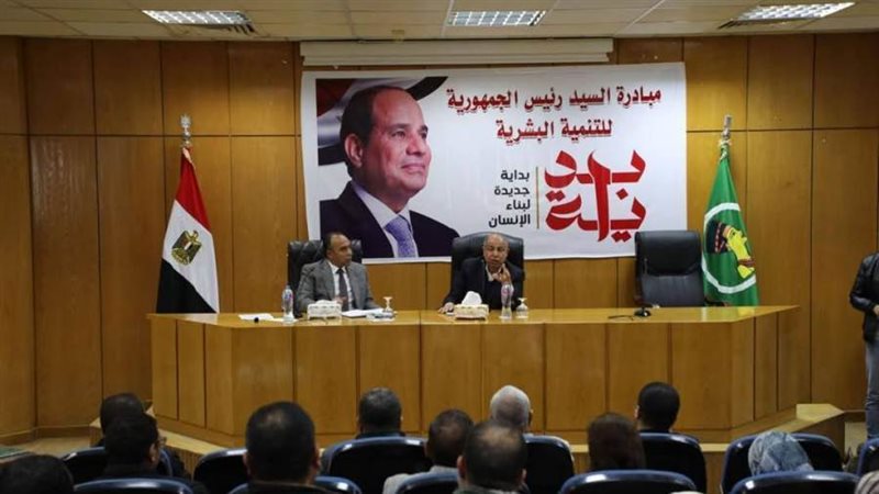 محافظ المنيا خلال