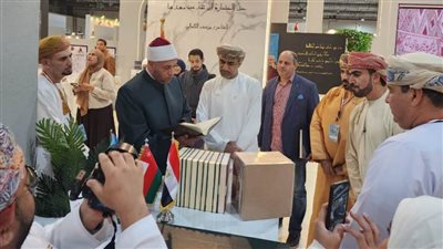 الدكتور رمضان عبدالرازق يزور جناح سلطنة عمان بمعرض الكتاب