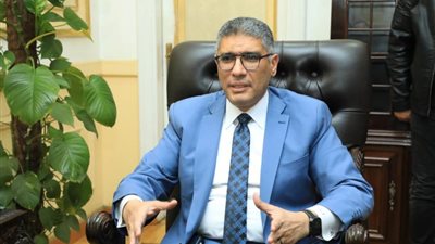 محافظ الجيزة يكرم الشباب أصحاب واقعة إنقاذ الأطفال بحريق عمارة سكنية بفيصل