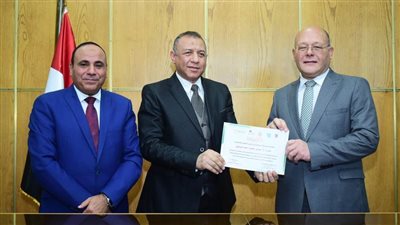 رئيس جامعة سوهاج يكرم فريق عمل التصنيف الدولي جرين ماتركس للجامعات المستدامة