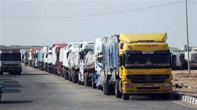 230 شاحنة مساعدات إنسانية تدخل إلى الفلسطينين بقطاع غزة