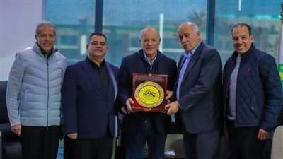 أبوريدة يلتقي الرجوب ويهديه درع الاتحاد المصري 