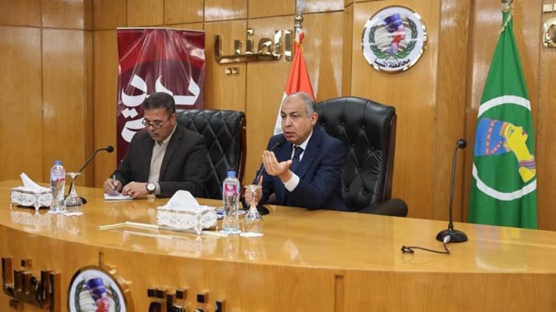 محافظ المنيا خلال