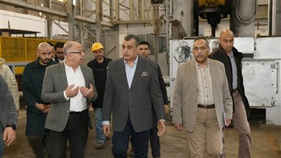وزير الإنتاج الحربي في زيارة مفاجئة لـض(مصنع 99 الحربي) لمتابعة سير العملية الإنتاجية