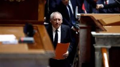 رئيس وزراء فرنسا ينجو من تصويت لحجب الثقة حول موازنة الدولة والضمان الاجتماعي