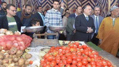 محافظ أسيوط يفتتح سوق اليوم الواحد بمركز الفتح لبيع السلع بأسعار مخفضة 