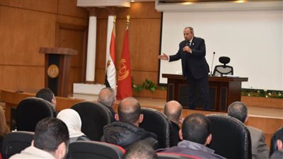 محافظ بورسعيد يوضح لشباب المستحقين لأراضي سهل الطينة الحقائق 