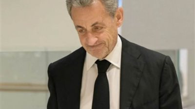 ساركوزي يرتدي 