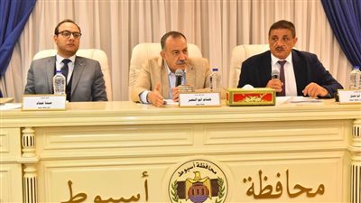 محافظ أسيوط يناقش نسب تنفيذ المرحلتين الأولى والثانية من الخطة الاستثمارية ومعدلات الأداء بملفي التصالح والتقنين 