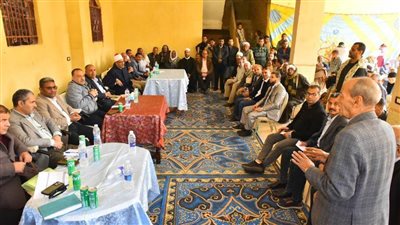 محافظ أسيوط يلتقي أهالي قرية بني عديات ويقرر تخصيص قطعتي أرض لإقامة مدرسة وسوق للقرية