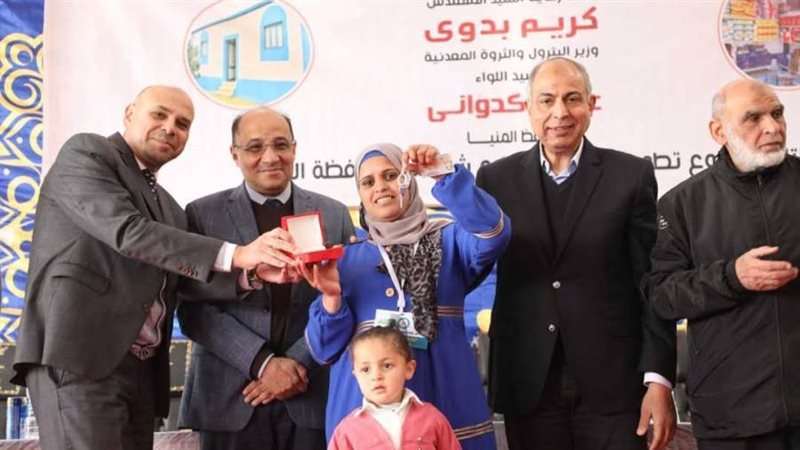 محافظ المنيا يسلم