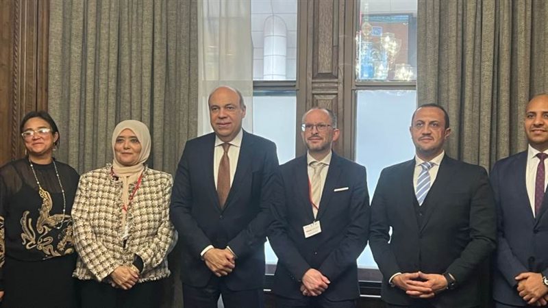 وزير الطيران مع الوفد