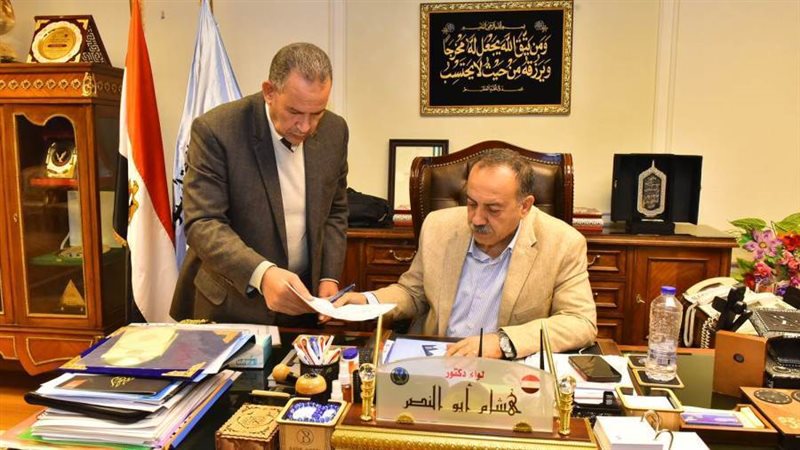 محافظ أسيوط خلال