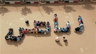 ضمن الأنشطة الطلابية.. تلاميذ مدرسة الشهيد إبراهيم السقا يجسدون بأجسادهم اسم الشهيد عبد المنعم رياض