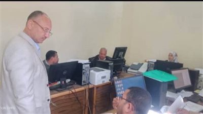 رئيس مركز صدفا بأسيوط يتابع أداء العاملين بالمركز التكنولوجي والتواصل المباشر مع المواطنين