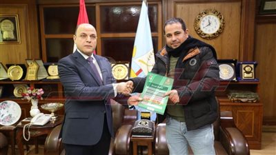 محافظ  كفر الشيخ يُسلّم 18 عقد تقنين أراضي أملاك دولة للمواطنين