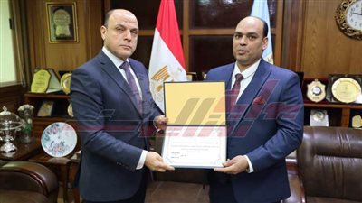 محافظ كفر الشيخ يكرم عضو الشبكة الوطنية للطوارئ والسلامة العامة