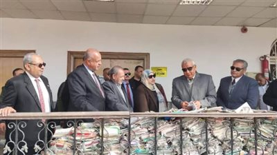 محافظ الوادي الجديد يتفقد مبادرة إعادة استخدام الكتب الدراسية ويوجه بحوافز تحفيزية