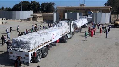 إدخال 279 شاحنة مساعدات إنسانية إلى الفلسطينيين بقطاع غزة