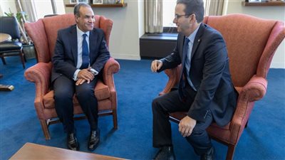 وزير الخارجية والهجرة يلتقي بالسناتور 