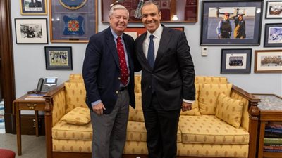 وزير الخارجية والهجرة يلتقي السناتور 