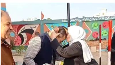 تعليم الشرقية يوضح تفاصيل التحقيق مع وكيلة مدرسة وزوجها المدير بعدما أهدته الورود وقبلت جبينه 