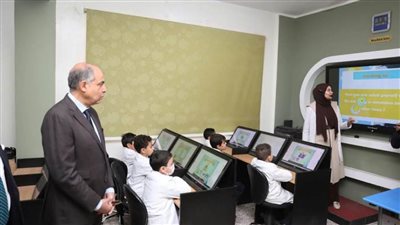 محافظ المنيا يتفقد عددًا من المدارس مع  ويشيد بمبادرة بداية جديدة لبناء الإنسان