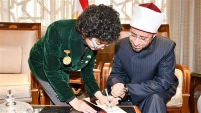 وزير الاوقاف يكرم الطفل أدهم عبد النبي